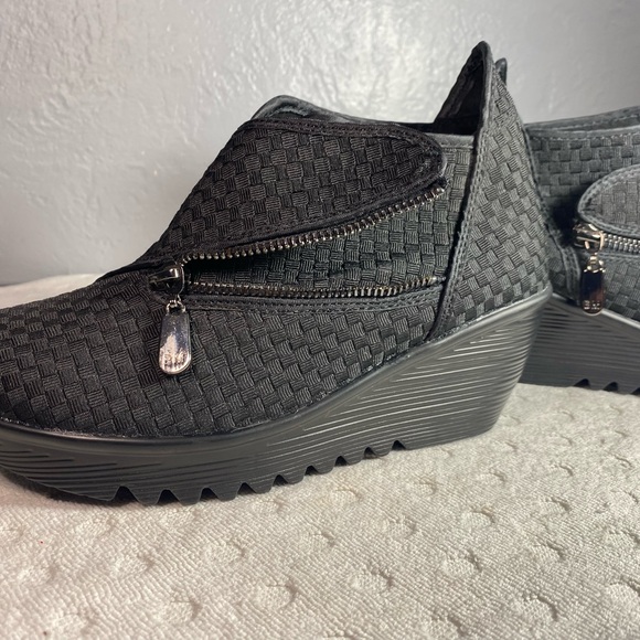 NWOT Bernie Mev Zig Zag Side Zip Ankle Bootie -  In Black - Picture 11 of 16
